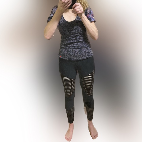 000 Lorna Jane black leggings with netted areas - size medium - Picture 8 of 11